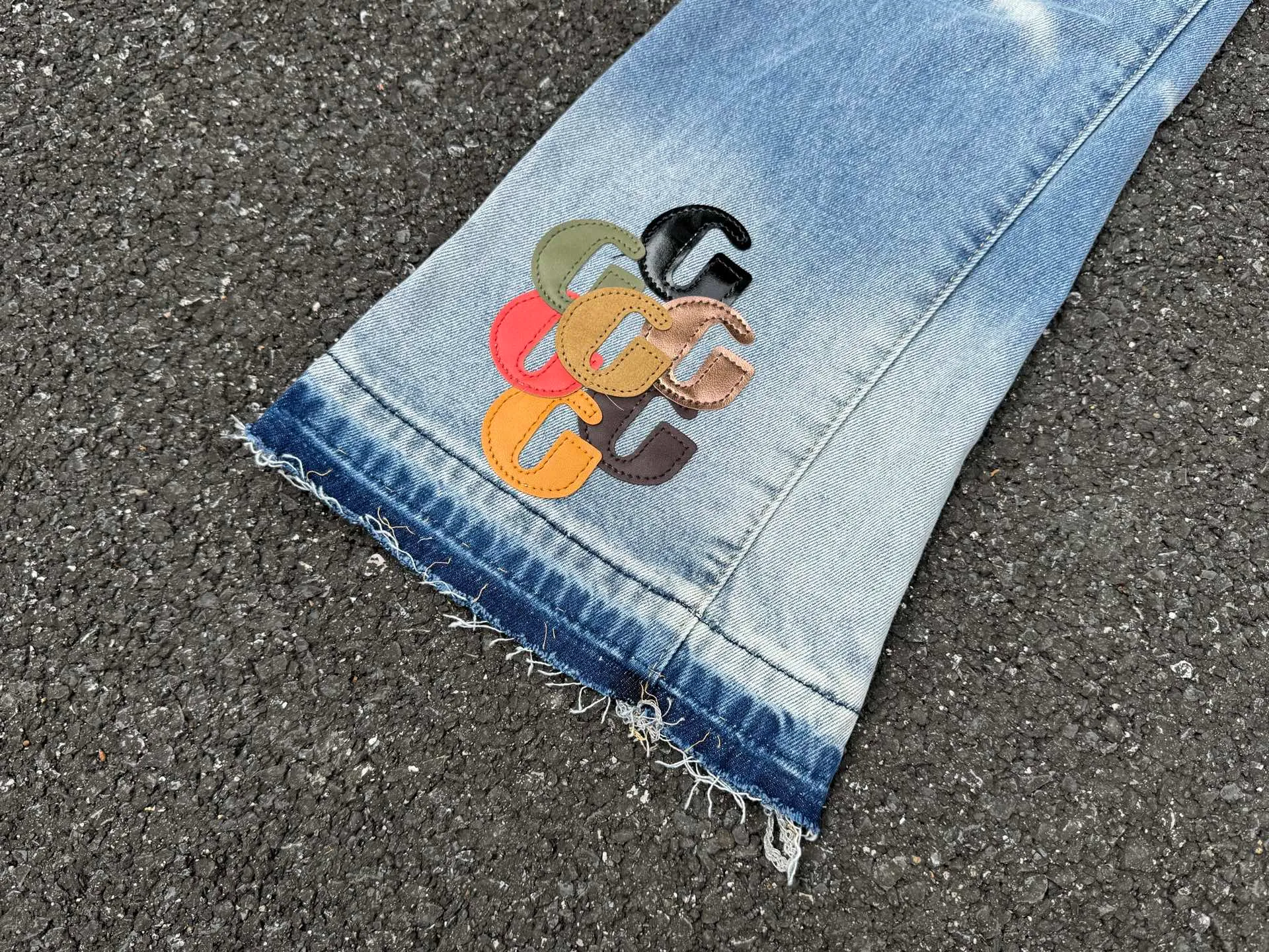 P240💰G66 GALLERY DEPT. Denim spliced ​​with all-over printed leather ripped bell-bottoms, washed and distressed jeans. GALLERY is attracted by these bell-bottoms. Whether it is a reset of Carhartt or Levis, it has created a strong brand style. Since these pants are modified from rare vintage, the production capacity is limited. Therefore, after many icons wore them, these pants were once hard to find. Later, perhaps due to the improvement of GD's business in the past two years and the expansion of production lines, the brand itself lowered the price, so I can't wait any longer for these pants this year and will definitely buy them. During the process of the denim washing plant, the owner of the washing plant helped introduce a boss who had worked for Levi's foundry and started his own business. This also paved the way for the following styles. Therefore, Levi's remodeled single product for the base plate is really familiar. Whether it is the fabrics supplied or the lathes used in production, there is nothing to choose from. -Color: blue -Size: S-XXL (corresponding to 28-36)
